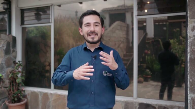 Maximiza la privacidad y luminosidad con cortinas de cristal.